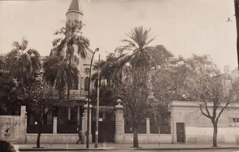 Antiguo ingreso del Nuestra Señora del Rosario por Cabildo. La Cúpula, aún se mantiene y se ve tras los locales de la avenida Foto: Instituto Nuestra Señora del Rosario