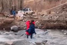 Lasa trabajadoras de salud lograron asistirla al cruzar en tirolesa un caudaloso río en una localidad del norte de Neuquén, en medio de una tormenta de viento. Foto: Captura de video / TricaoMalal Noticias