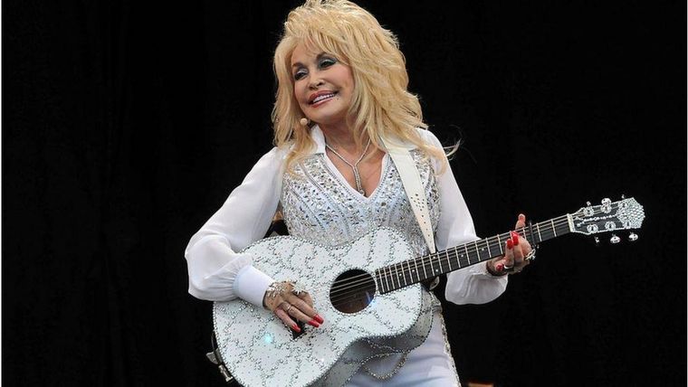 Parton interpretó la canción durante su icónica actuación en Glastonbury en 2014.