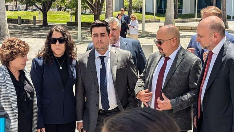 Dillon Angulo afuera de la corte con la familia de Naibel Benavides León.