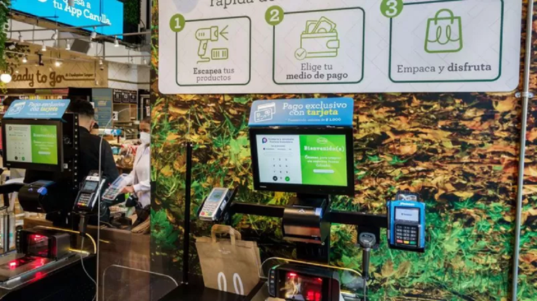 Cada vez más los clientes pagan y empacan ellos mismos sus compras. Foto: GETTY IMAGES