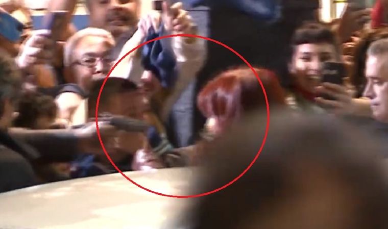 El momento del ataque a la expresidenta Cristina Fernández de Kirchner. Foto: Captura de video