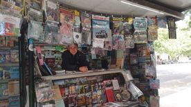 Juan Carlos Mazzei en su kiosco de diarios, en Corrientes y Medrano. Foto: Lucía Simoncelli.