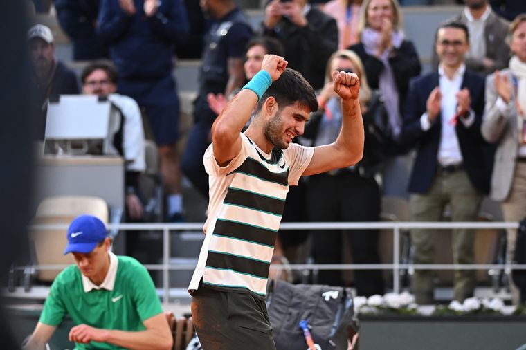 Carlos Alcaraz venció a Jannik Sinner y retuvo la corona en Roland Garros