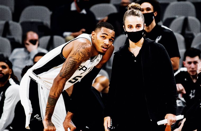 Becky Hammon da instrucciones a Dejounte Murray Foto: San Antonio Spurs