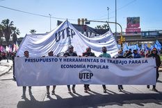 Manifestantes de la UTEP marchan por el centro. Foto: Twitter
