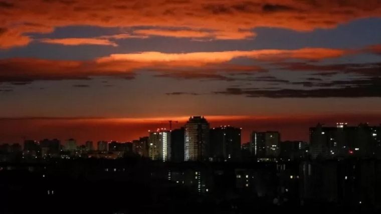 Al norte de Kiev, los estallidos de cohetes retumbaban cerca de la capital ucraniana. Foto: REUTERS