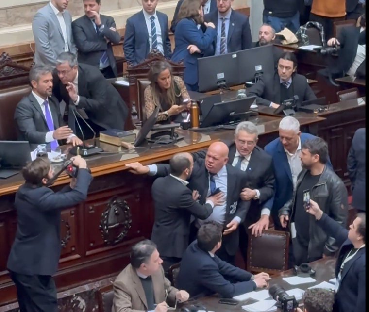Fuerte cruce entre Menem y Leiva