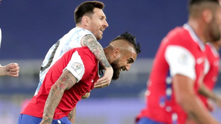 Messi y Vidal, durante el duelo de anoche en Río de Janeiro. Foto: EFE