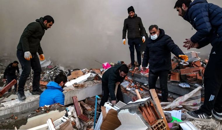 Los operativos no cesan de buscar sobrevivientes. Foto: Efe.