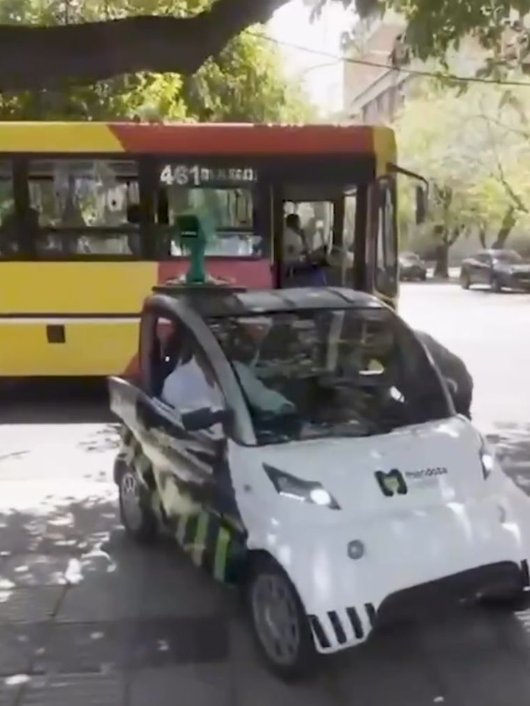 El nuevo auto controlador recorre las calles y verifica en tiempo real el uso del estacionamiento medido digital en la capital mendocina. El nuevo auto controlador recorre las calles y verifica en tiempo real el uso del estacionamiento medido digital en la capital mendocina.