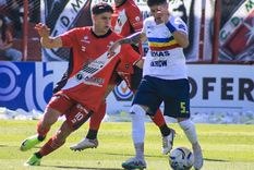 Saccone, de Maipú, cubre el balón ante la marca de Castillo, autor del gol de Colegiales. Saccone, de Maipú, cubre el balón ante la marca de Castillo, autor del gol de Colegiales.