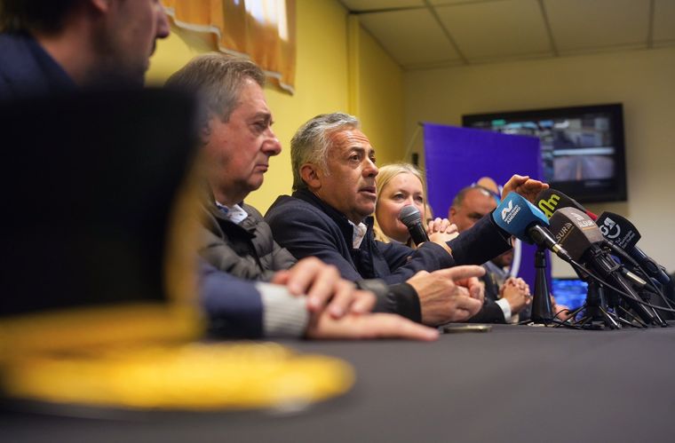 Alfredo Cornejo (centro), junto a Omar Félix y Hebe Casado, en San Rafael.&nbsp;