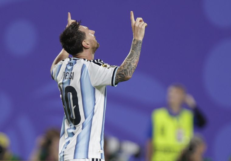 Al comp&aacute;s de un Lionel Messi imparable, autor de los tres goles, la Selecci&oacute;n argentina venci&oacute; 3-0 a Argelia en su debut en el Mundial 2026.