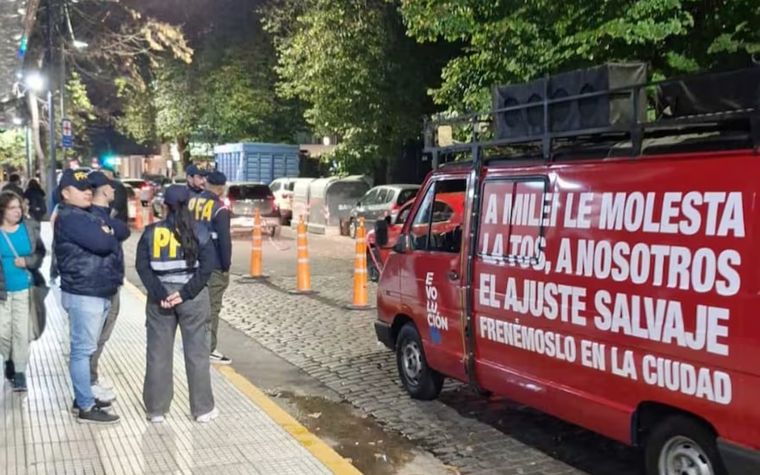 Detuvieron a militantes de la UCR que hacían campaña contra Milei en Belgrano.. Foto: UCR.