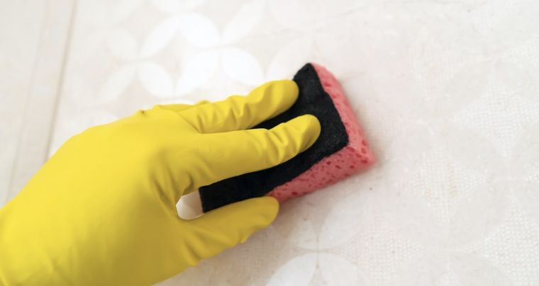 El sarro también se acumula en paredes y azulejos. Foto: Archivo El sarro también se acumula en paredes y azulejos. Foto: Archivo