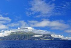 Si crees que Tristán de Acuña parece un volcán saliendo de las aguas en medio del Atlántico, estás en lo cierto.