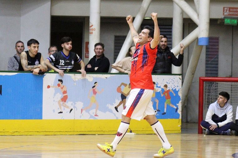 Alto levanta los brazos para celebrar. Una imagen repetida. Foto: Santiago Tagua