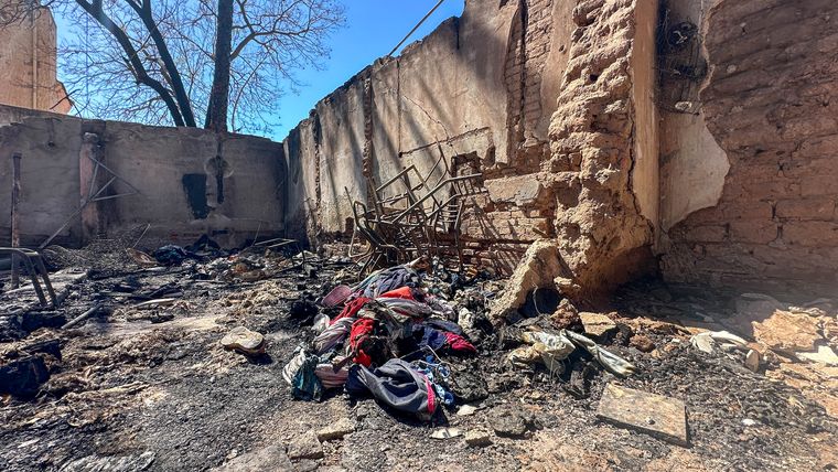 Los resultados del incendio en la vivienda usurpada. Los resultados del incendio en la vivienda usurpada.