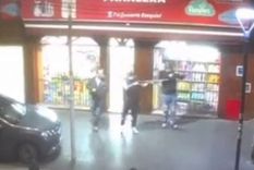 En Loma Hermosa, partido de Tres de Febrero, comerciantes se defendieron a los tiros para evitar saqueos al ver un grupo de 200 personas encapuchadas Foto: Captura de video