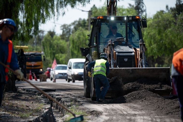 Repavimentan una rotonda estratégica del Parque San Martín.