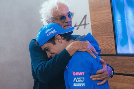 El abrazo entre Flavio Briatore y Franco Colapinto después de la gran actuación de Alpine en Canadá. El abrazo entre Flavio Briatore y Franco Colapinto después de la gran actuación de Alpine en Canadá.
