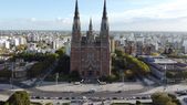 La elección de La catedral de La Plata, joya arquitectónica neogótica, como el templo católico mas lindo del mundo genero criticas de un alto funcionario municipal La elección de La catedral de La Plata, joya arquitectónica neogótica, como el templo católico mas lindo del mundo genero criticas de un alto funcionario municipal
