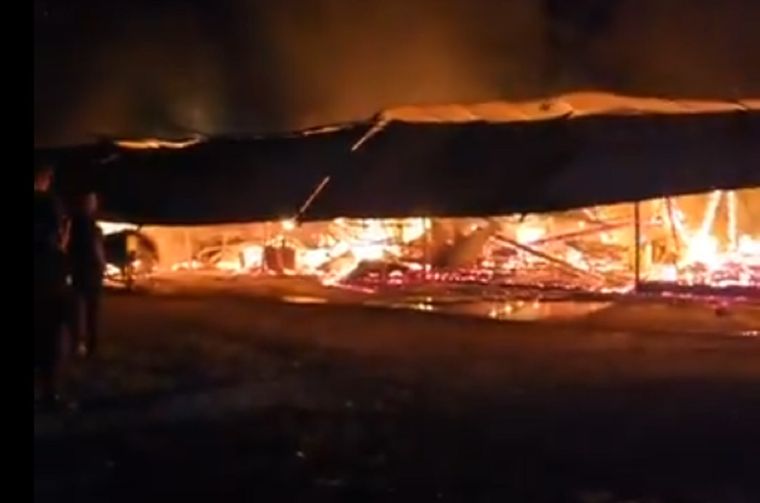 Bomberos trabajaron arduamente para controlar el incendio.