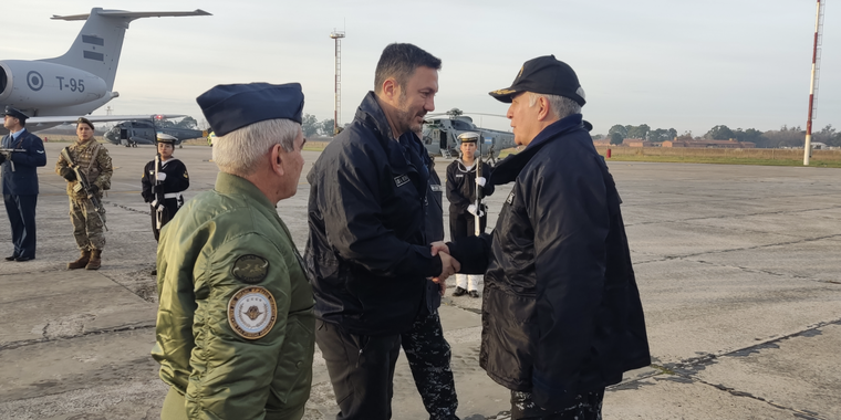 El ministro de Defensa, Luis Petri; el embajador de EE.UU, Marc Stanley y la canciller, Diana Mondino viajaron hacia el portaaviones. Foto: Armada Argentina