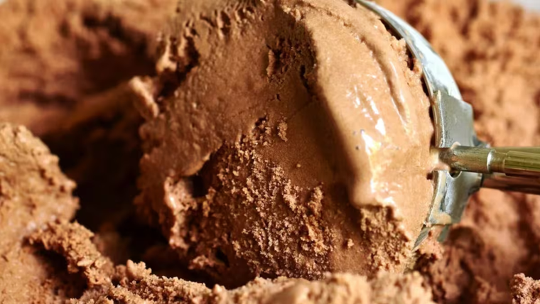 La receta puede hacerse con dulce de leche repostero o tradicional, cambiando solo la densidad del helado. La receta puede hacerse con dulce de leche repostero o tradicional, cambiando solo la densidad del helado.