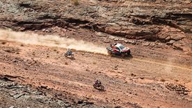 Henk Lategan acelera rumbo a la victoria en la Etapa Maratón del Rally Dakar 2026, disputada en los alrededores de Al-Ula.