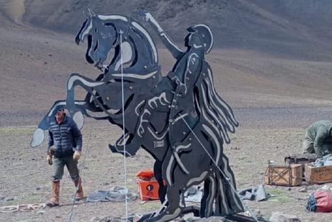 La obra fue diseñada por el ingeniero y artista plástico Sergio Marcé y transportada en una travesía de seis días con 30 mulas y un equipo de 14 personas. La obra fue diseñada por el ingeniero y artista plástico Sergio Marcé y transportada en una travesía de seis días con 30 mulas y un equipo de 14 personas.