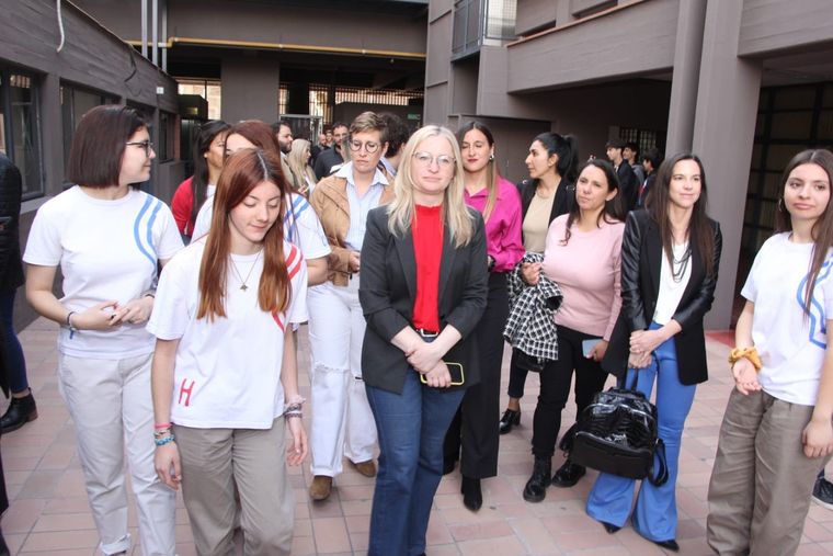 Hebe Casado asistió a un debate frente a estudiantes secundarios Foto: Twitter @hebesil