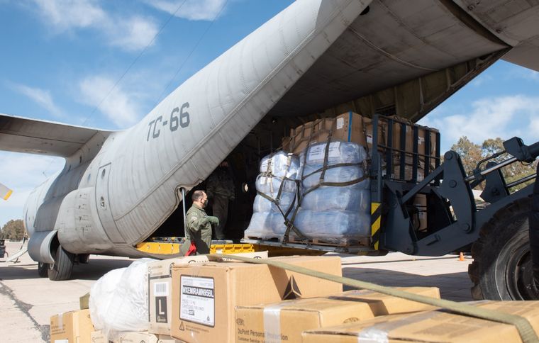 El avión Hércules que llegó hace más de un mes a Mendoza con elementos para combatir la pandemia.