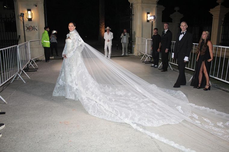 Cande Tinelli lució tres vestidos diferentes durante la celebración de su boda. Y a vos, ¿Cuál te gustó más? Foto: Instagram @candelariatinelli