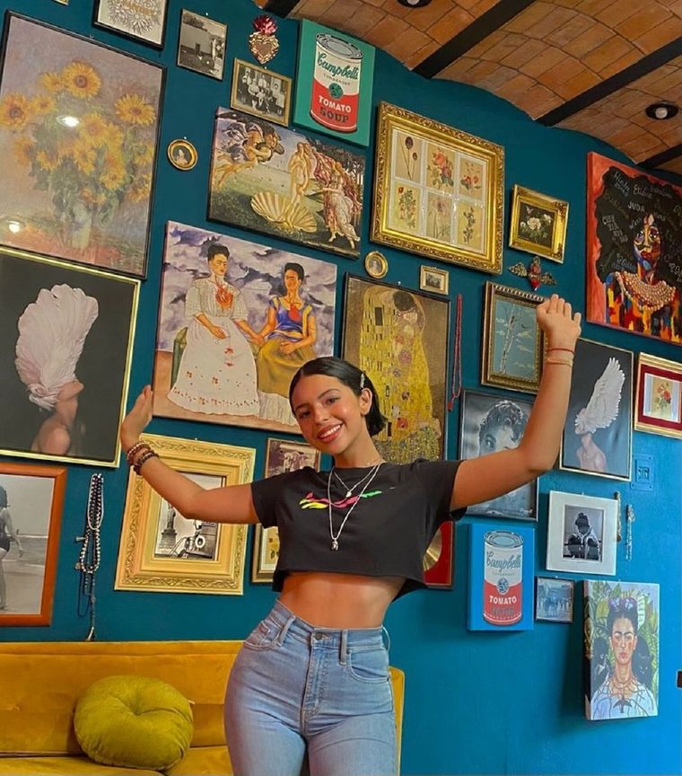 La influencer y cantante mexicana Ángela Aguilar es experta en combinar los jeans, la prenda más atemporal de todas. Foto: Instagram