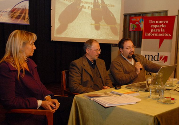 El panel sobre violencia esta noche en el colegio ICEI. Foto: Nacho Gaffuri / MDZ