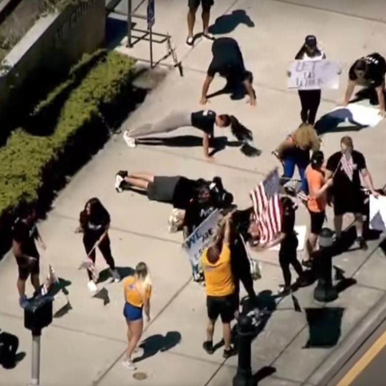 ¿Salud o estupidez? La protesta siguió un extraño protocolo...