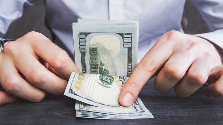 dolares Nunca está de más saber cómo identificar si un billete de dólar es falso. Foto: semana.com