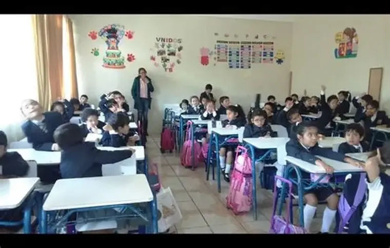 Los alumnos pasan siete u ocho horas en la escuela y luego deben dedicar dos o tres horas adicionales a tareas en casa. Los alumnos pasan siete u ocho horas en la escuela y luego deben dedicar dos o tres horas adicionales a tareas en casa.