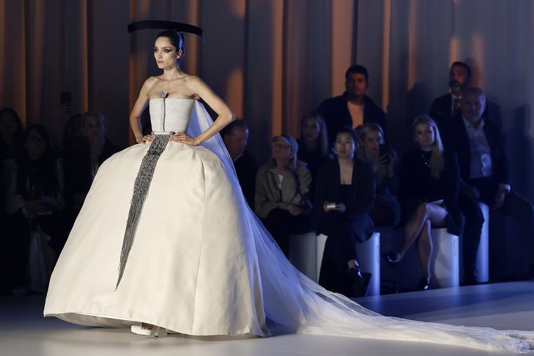 Vestido del diseñador francés Stephane Rolland. EFE/ Andreu Dalmau Vestido del diseñador francés Stephane Rolland. EFE/ Andreu Dalmau