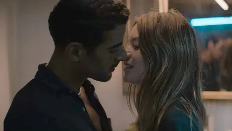 Roxana Aubrey deja todo atrás para buscar una nueva identidad en las calles de París. Roxana Aubrey deja todo atrás para buscar una nueva identidad en las calles de París.