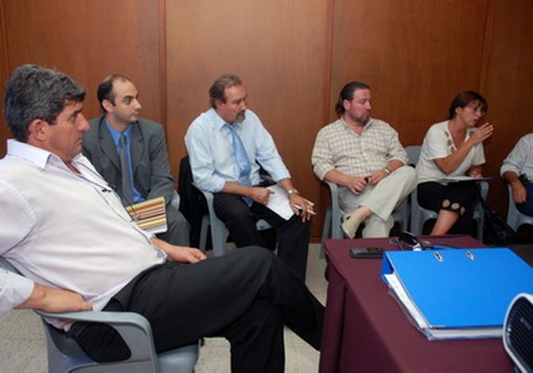 Robinson Fernández, director Pyme y el ministro Cerroni, entre otros funcionarios.