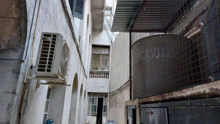 Este es el pasillo interno que deben atravesar todos los que hoy trabajan en el edificio para llegar a los baños. Este es el pasillo interno que deben atravesar todos los que hoy trabajan en el edificio para llegar a los baños.