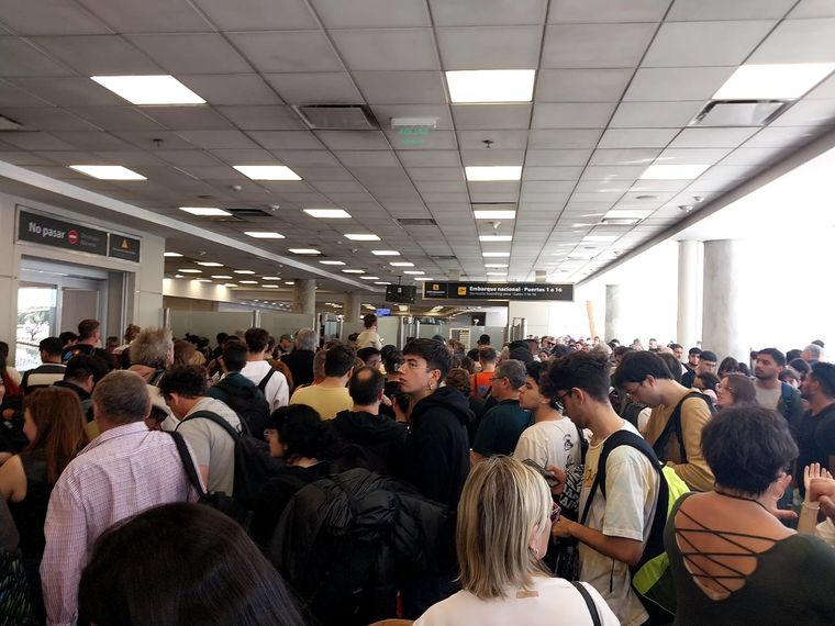 Miles de pasajeros fueron evacuados esta mañana en el Aeropuerto Jorge Newbery