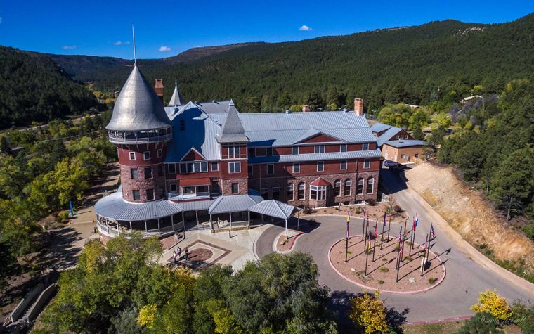El campus de UWC-USA tiene un fuerte enfoque en el liderazgo en la naturaleza, la diversidad cultural, la sostenibilidad y la resolución pacífica de conflictos. El campus de UWC-USA tiene un fuerte enfoque en el liderazgo en la naturaleza, la diversidad cultural, la sostenibilidad y la resolución pacífica de conflictos.