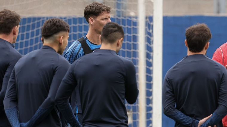 La barra fue al entrenamiento para hablar con el plantel Foto: Redes Sociales