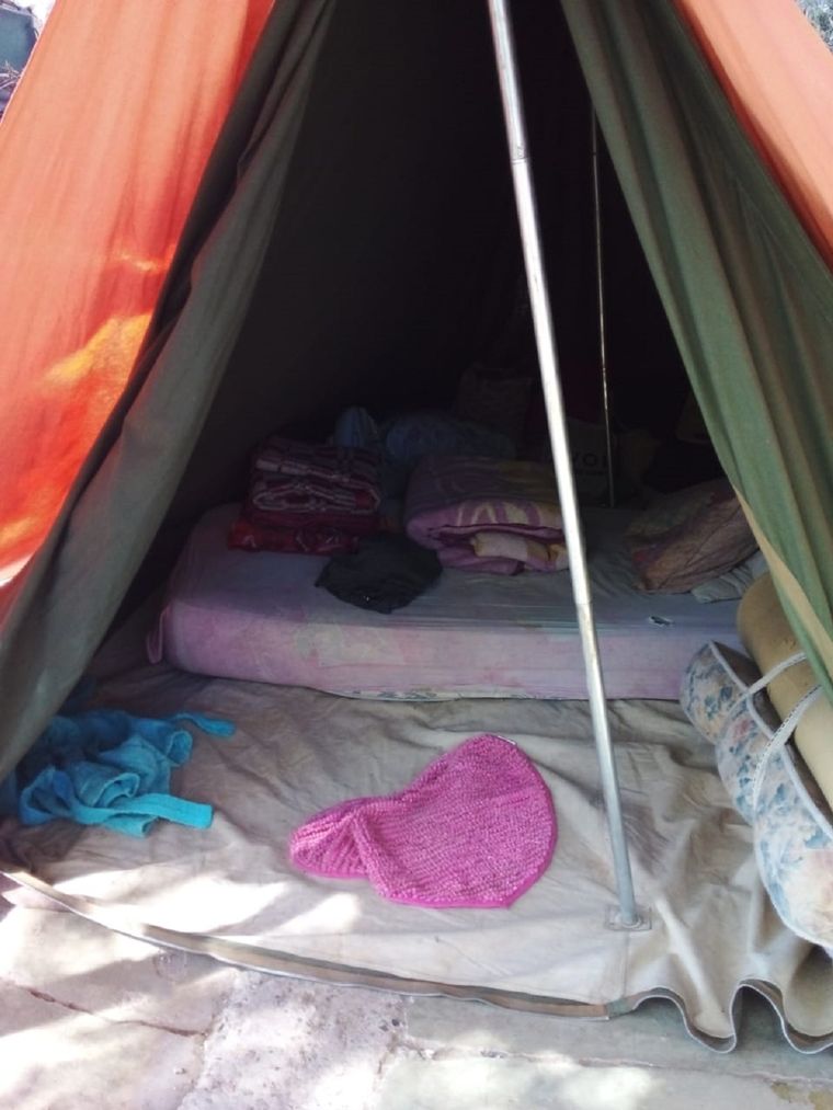 Mercedes vive en una carpa en el patio de la casa de su hermana. Foto: Gentileza
