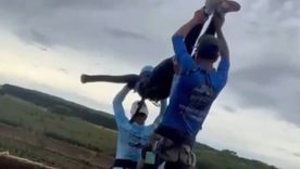 El momento previo en el que tiraron a la joven haciendo rope jumping en Brasil. El momento previo en el que tiraron a la joven haciendo rope jumping en Brasil.