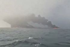 impactante: dos buques chocaron y se incendiaron en el mar del norte